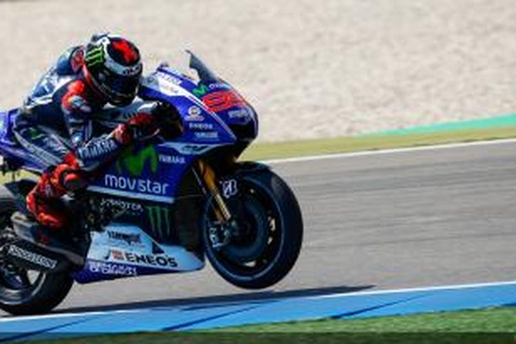 Pebalap Movistar Yamaha, Jorge Lorenzo, memacu motornya di Sirkuit Assen pada sesi latihan bebas kedua GP Belanda, Kamis (27/6/2014).