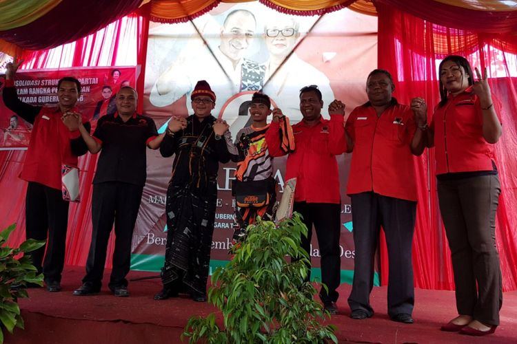 Sekjen PDI Perjuangan, Hasto Kristiyanto dan putra sulung calon Gubernur NTT Marianus Sae, bersama sejumlah pengurus PDIP, saat kampanye di Bajawa, Kabupaten Ngada, Kamis (31/5/2018).