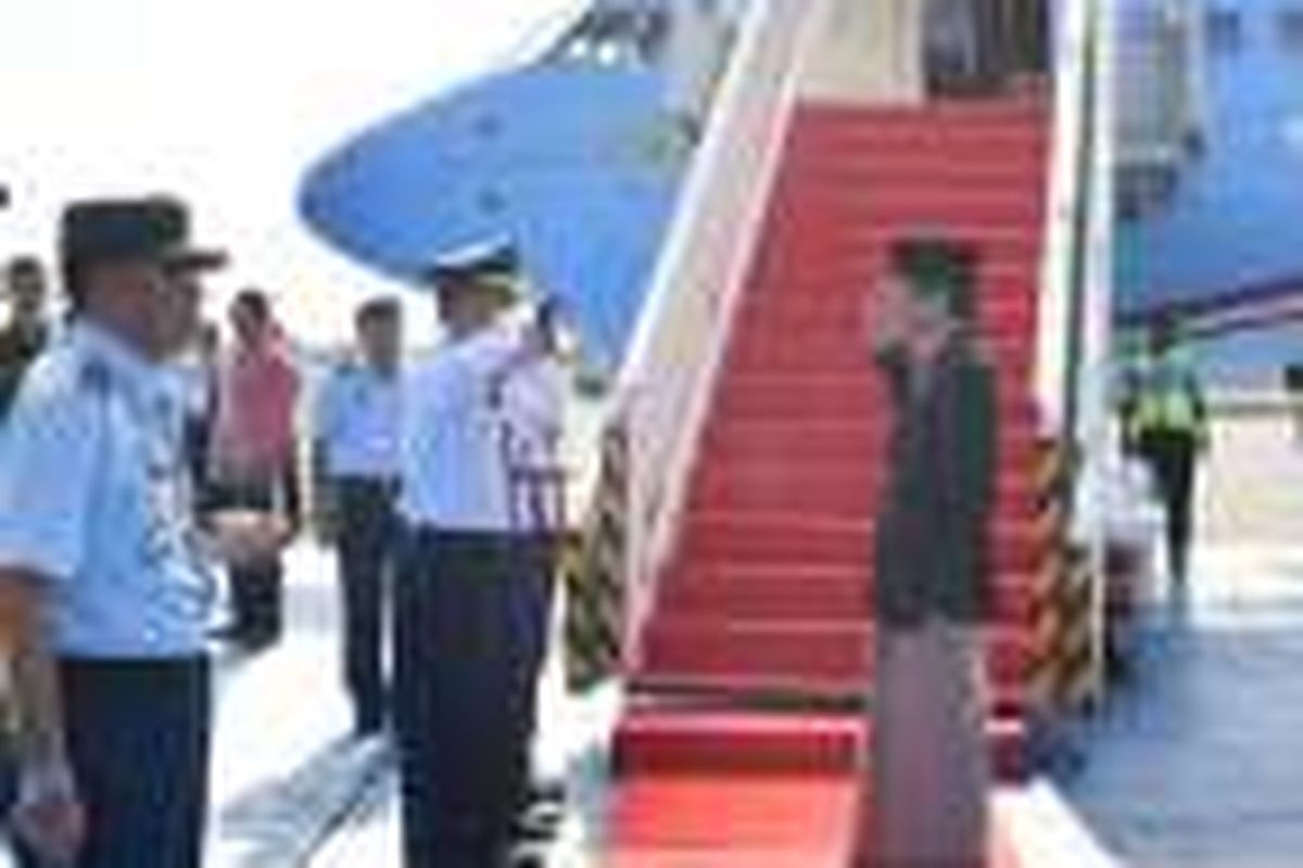 Presiden Joko Widodo sebelum menaiki pesawat kepresidenan untuk bertolak ke Semarang, Jawa Tengah dari Pangkalan TNI AU Halim Perdanakusuma, Minggu (8/1/2017).