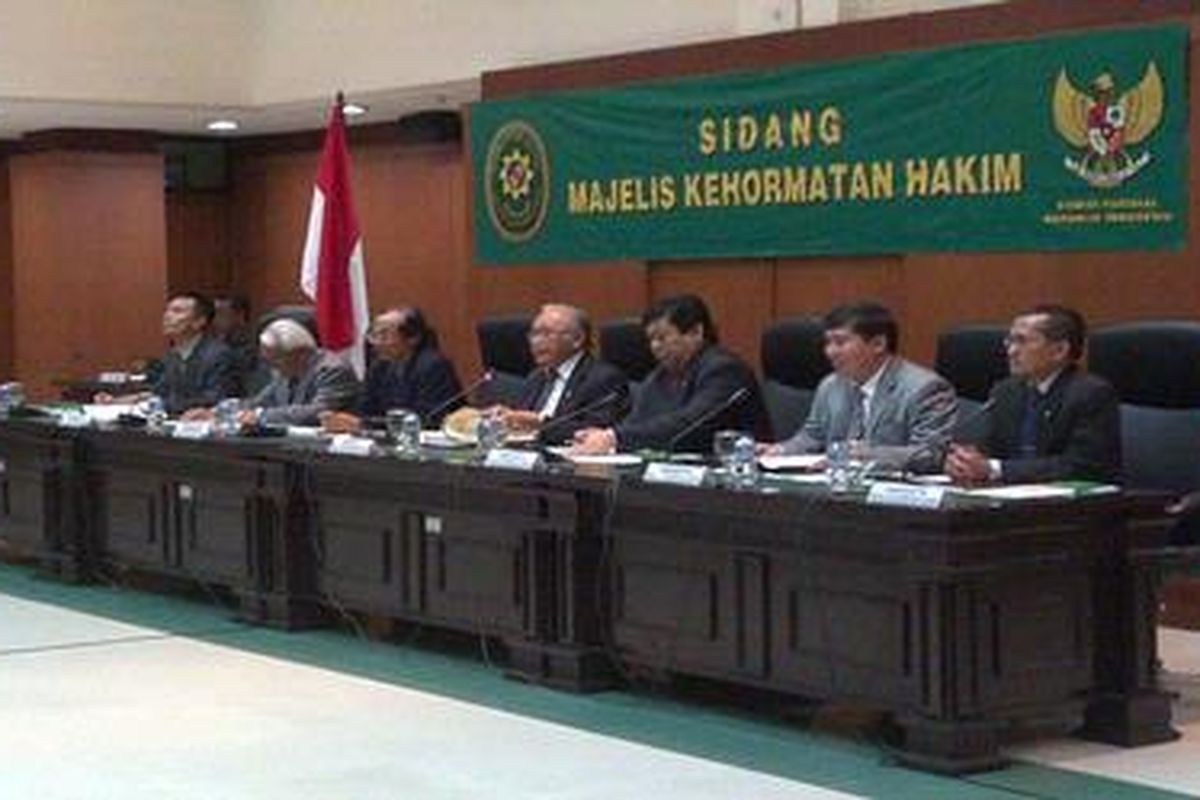 Majelis Kehormatan Hakim menyidangkan Hakim Agung Achmad Yamanie, Selasa (11/12/2012) di Gedung MA. Majelis ini dipimpin Paulus Effendi Lotulung dan terdiri atas anggota Artidjo Alkostar dan Mohammad Saleh (keduanya hakim agung) serta empat dari Komisi Yudisial yakni Imam Anshori Saleh, Suparman Marzuki, Taufiqurrohman Syahuri, dan Jaja Ahmad Jayus. Dalam sidang ini, Yamanie mendapat kesempatan membela diri atas dugaan pelanggaran kode etik pada kasus putusan terpidana narkoba Hanky Gunawan.