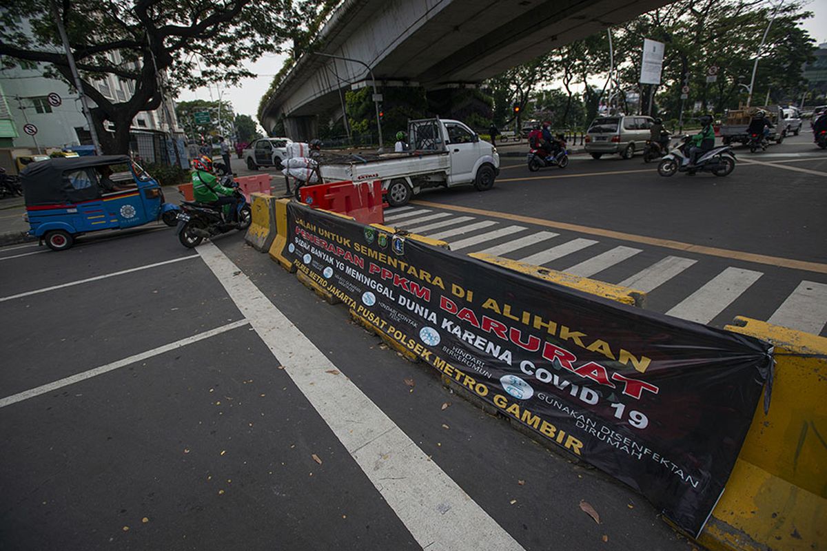 Sejumlah pengendara kendaraan bermotor menerobos celah penyekatan Jalan Jatibaru Raya saat masa Pemberlakuan Pembatasan Kegiatan Masyarakat (PPKM) Level 4 di Tanah Abang, Jakarta, Selasa (3/8/2021). Meski menurut Gubernur Anies Baswedan kasus aktif harian Covid-19 Jakarta menurun hampir 100.000 orang dalam dua pekan terakhir, pemerintah masih memperpanjang PPKM Level 4 hingga 9 Agustus 2021 di Ibu Kota.