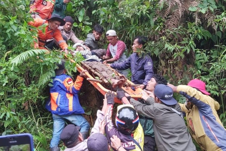 Wisatawan asal Riau yang hilang saat main paralayang dievakuasi tim, Sabtu (7/5/2022)