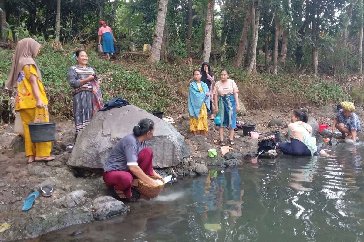 Sejumlah warga di Kabupaten Cianjur, Jawa Barat melakukan aktivitas MCK dengan memanfaatkan kubangan sungai, Senin (2/9/2024) petang akibat krisis air bersih dampak kekeringan dan kemarau panjang.