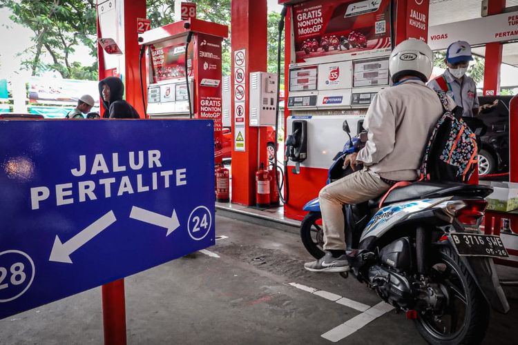 Ilustrasi pengendara motor beli BBM Pertalite di SPBU Pertamina