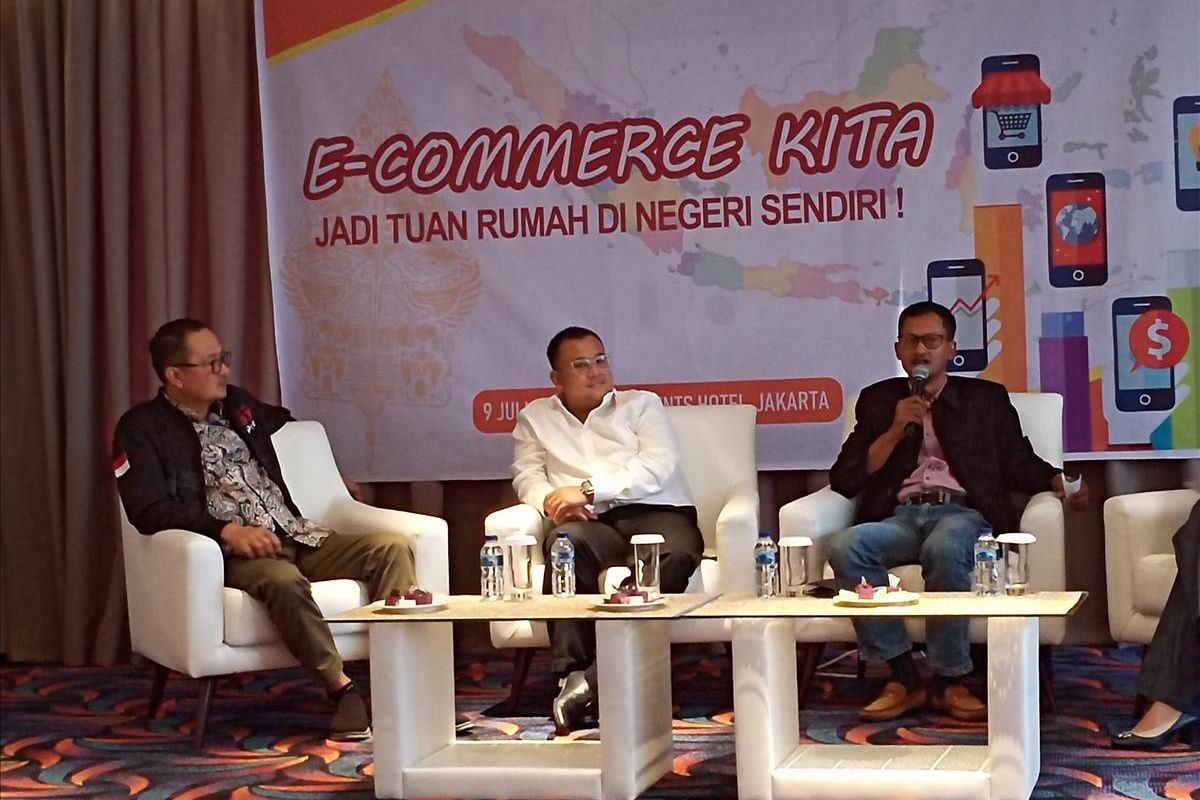 CEO dan Founder Alvara Research Hasanuddin Ali sata memaparkan hasil survei di Jakarta, Selasa (9/7/2019).