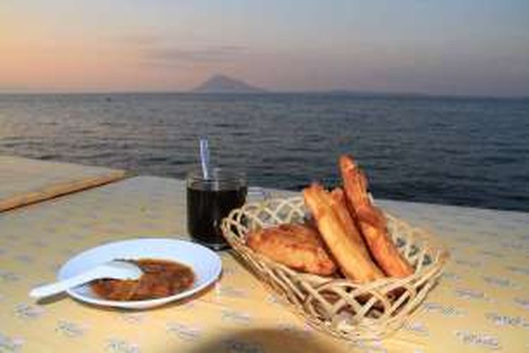 Sajian pisang goreng ala Manado dengan sambal pedas dapat dinikmati di sepanjang pantai Malalayang dengan pemandangan Pulau Manado Tua, Sulawesi Utara.