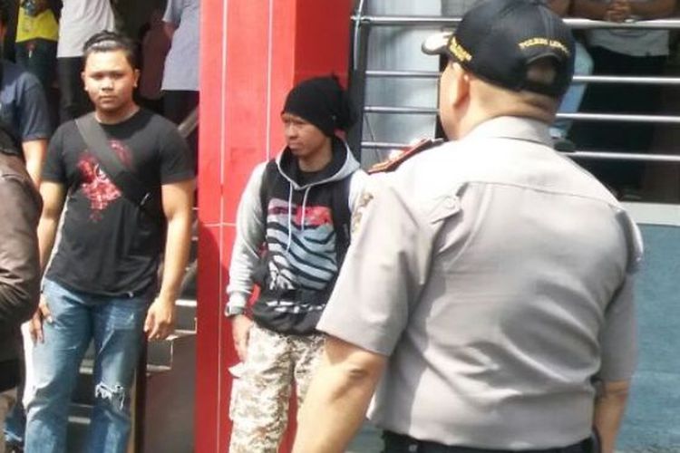 Narapidana terorisme, Feri Novendi (menggunakan penutup kepala hitam), saat tiba di Bandara Fatmawati Soekarno, Bengkulu. (Sumber Foto: Istimewa)