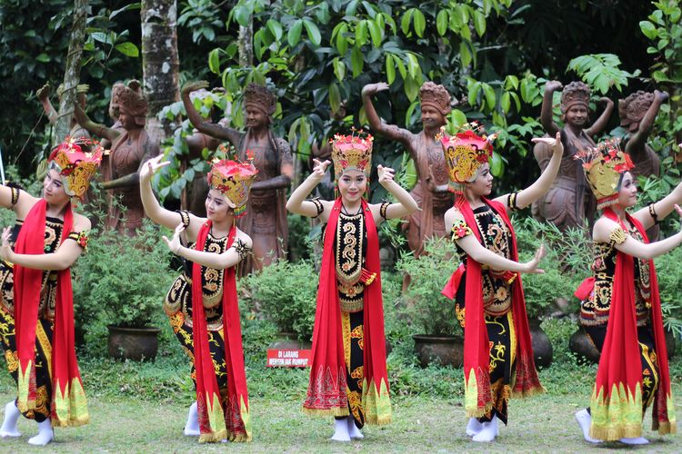 Para penari Gandrung di Taman Gandrung Terakota.