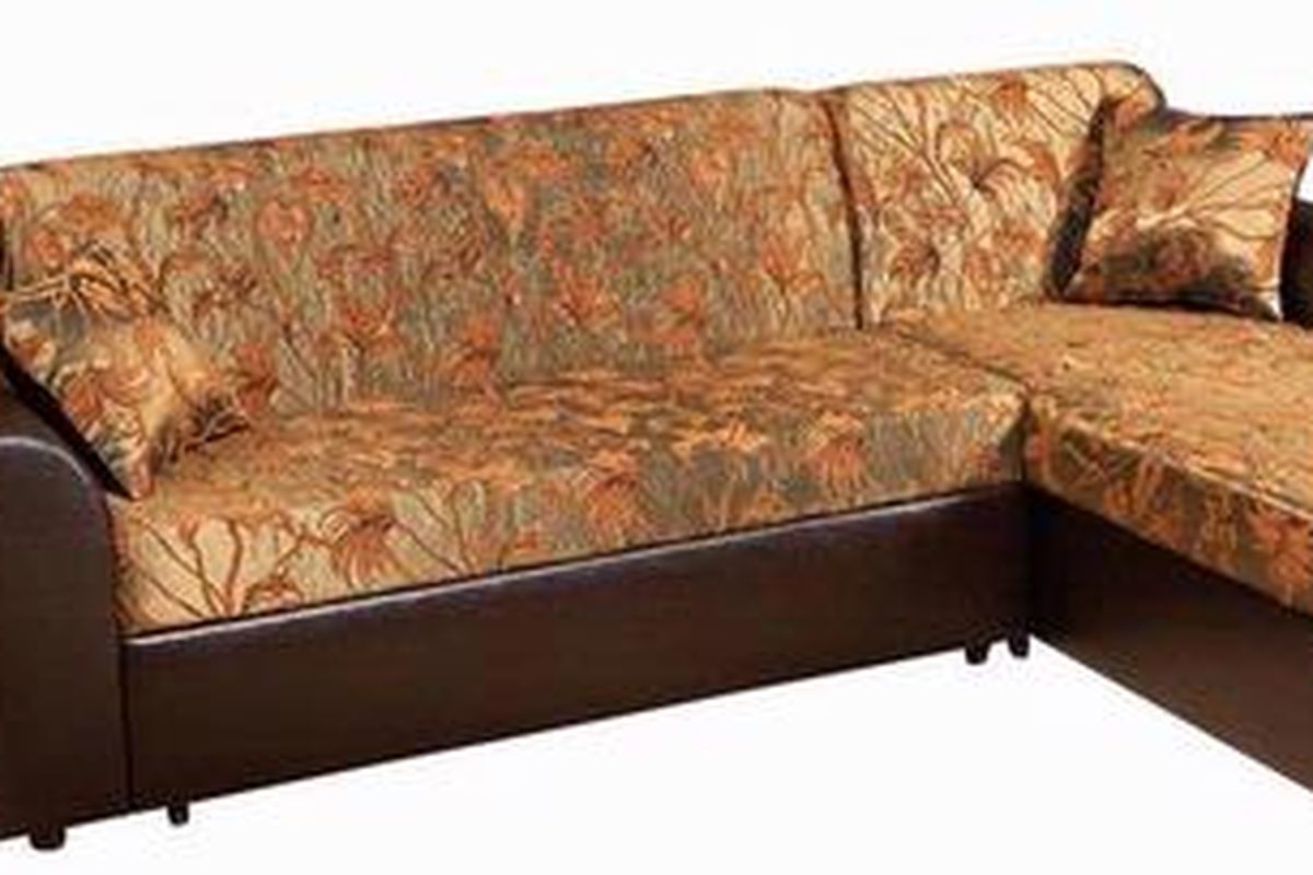 Sehari-hari, sofa bed bisa digunakan untuk menonton TV. Tapi, bila diperlukan sofa ini bisa digunakan untuk tambahan tempat tidur. 