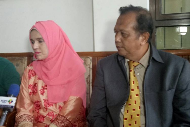 Silvia dan Busro Sapawi diabadikan usai sidang lanjutan perceraian Tsania Marwa dan Atalarik Syah di Pengadilan Agama Cibinong, Bogor, Jawa Barat, Selasa (20/6/2017). 