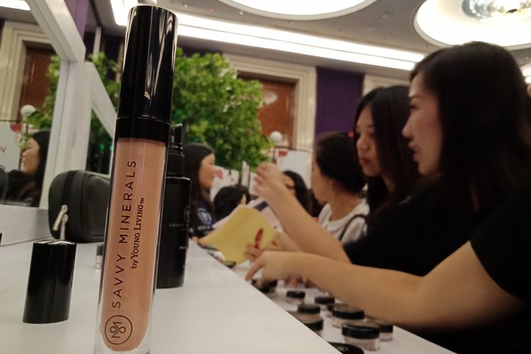 Antusiasme para pengunjung saat mencoba produk Savvy Minerals dari Young Living yang baru diluncurkan di Raffles Hotel Jakarta, Minggu (29/4/2018).