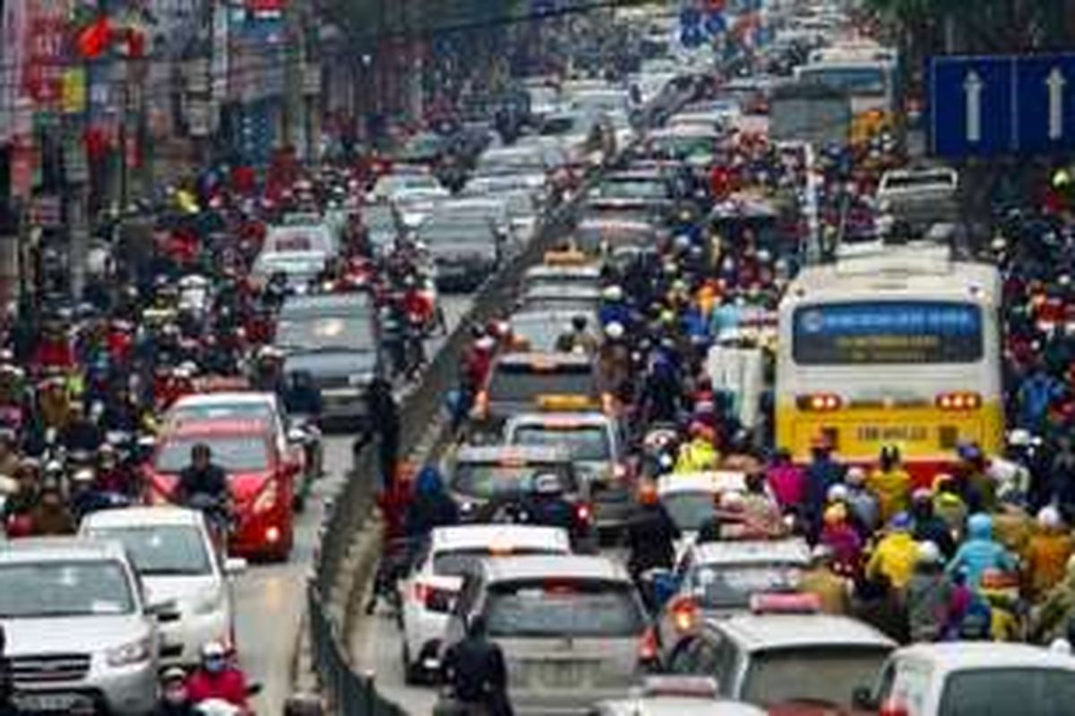 Kepadatan lalu lintas di Hanoi, ibu kota Vietnam. Pemerintah melarang sepeda motor masuk kota untuk mengurangi kemacetan dan melipatgandakan armada angkutan publik berbasis bus.