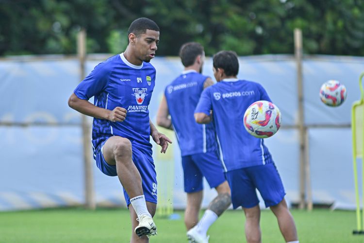 Penyerang baru Persib Bandung asal Brasil Uilliam Barros sudah terlihat di latihan perdana tim asuhan Bojan Hodak di lapangan pendamping Stadion Gelora Bandung Lautan Api (GBLA), Senin (30/6/2025) dalam masa pramusim jelang Liga 1 2025-2026.