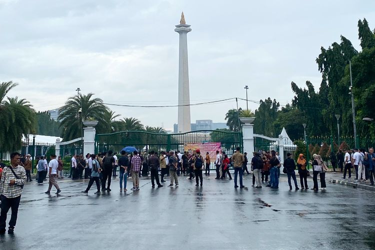 Suasana di depan Monas yang menunggu kedatangan kepala daerah untuk menghadiri geladi bersih kepala daerah, Rabu (19/2/2025).