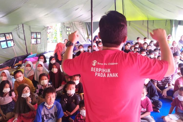 Salah satu tim dari Save the Children Indonesia saat memberikan bantuan psikososial pada anak-anak korban gempa Cianjur Jawa Barat.
