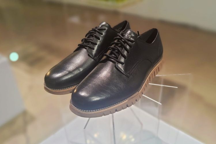 Sepatu Cole Haan ZERØGRAND Remastered Oxford  dirangkai menggunakan FlowerFoam?, sol bagian luar yang dibuat secara ramah lingkungan dan terbuat dari minimum 25% karet dandelion alami.