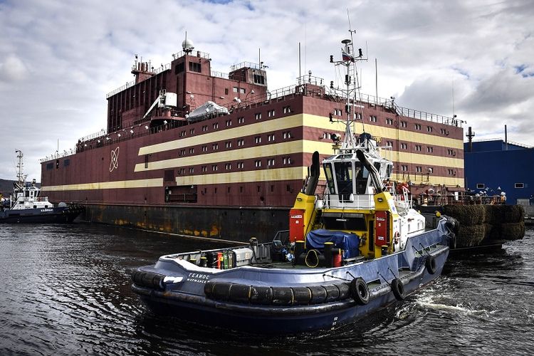 Reaktor nuklir terapung Rusia, Akademik Lomonosov, yang disebut sebagai yang pertama di dunia, saat ditarik kapal ke pelabuhan utara Rusia di Murmansk, pada 19 Mei 2018.