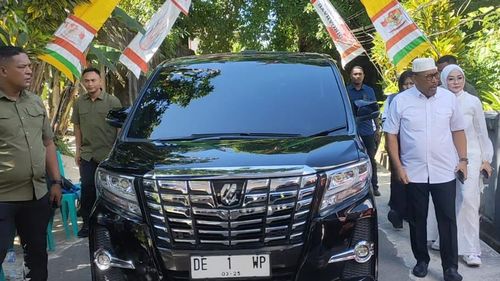 Cagub Maluku Murad Ismail Bercanda dengan Mantan Pacar di Bilik Suara