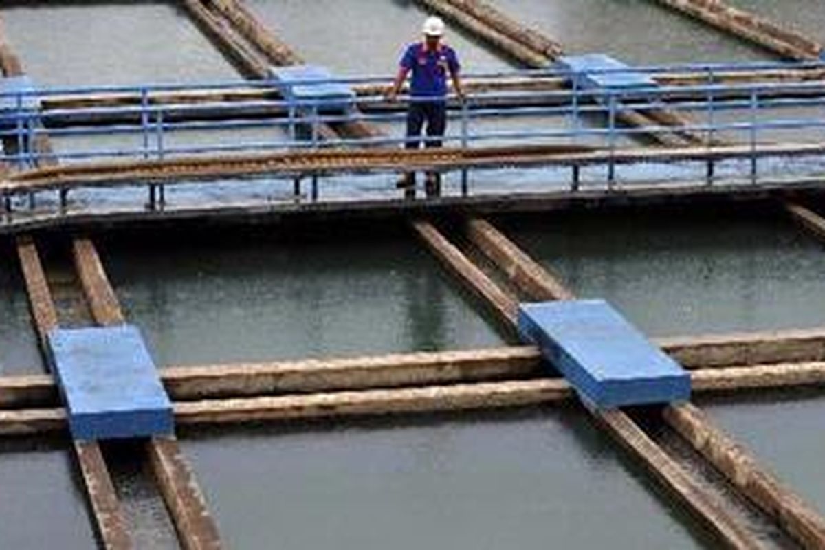 Instalasi pengolahan air milik PT Aetra Air Jakarta dengan kapasitas 5.000 liter tiap detik di Buaran, Jakarta, Kamis (3/3/2011). 