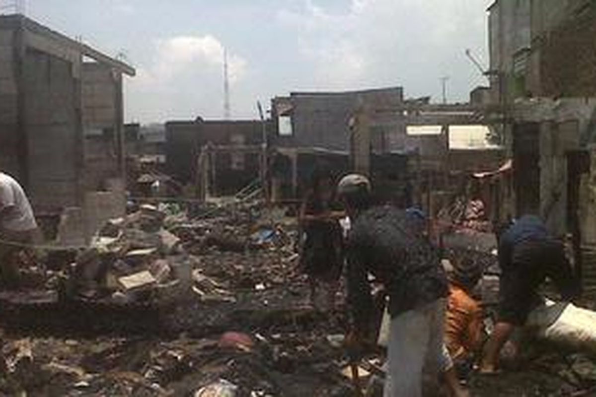 Warga mengumpulkan puing-puing sisa kebakaran di RT 14 RW 12 Pademangan Barat, Jakarta Utara, Senin (25/2/2013). Kebakaran ini mengakibatkan 147 rumah rusak berat dan 413 KK kehilangan tempat tinggal.