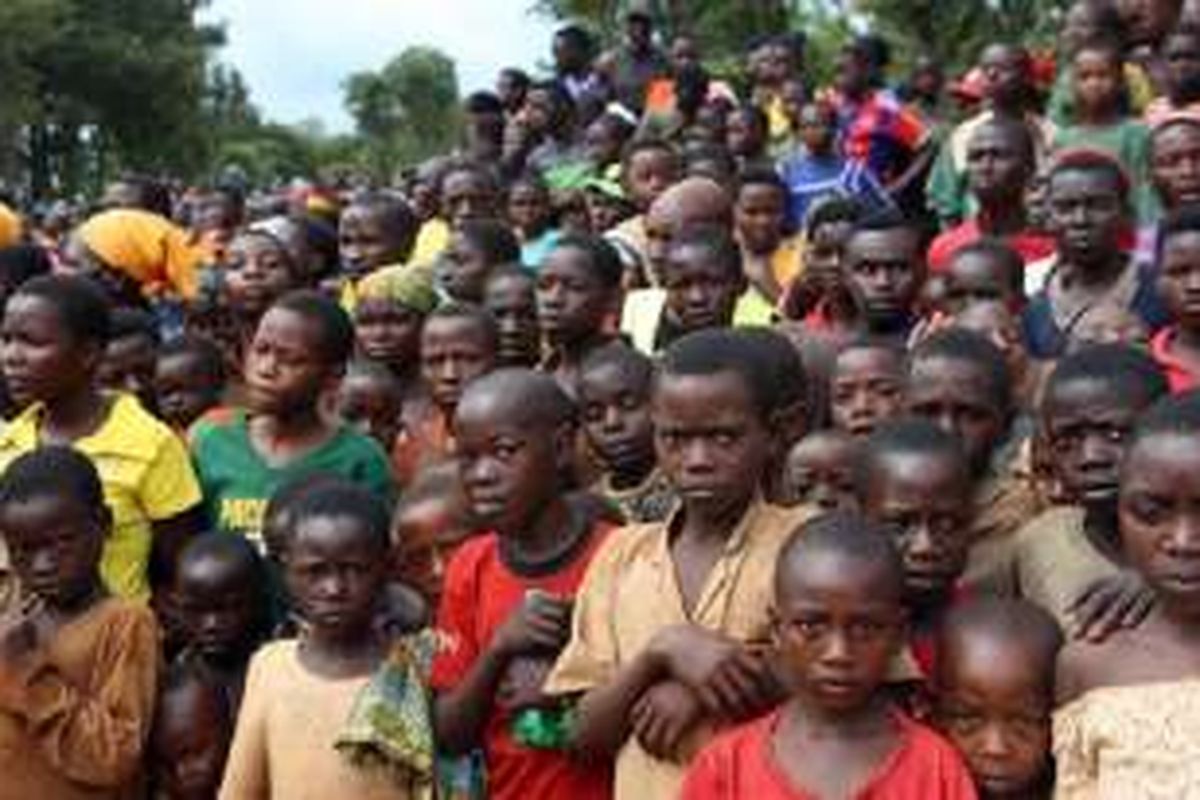 Anak-anak pengungsi Burundi sedang mendengar pidato  Perdana Menteri Tanzania, Kassim Majaliwa, di kamp pengungsi  Kigoma, Tanzania.