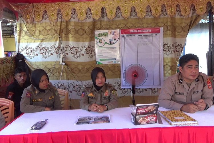 Pengamanan dan Pos Pelayanan operasi ketupat 2024 di Kota Palopo, Sulawesi Selatan, berdekorasi suasana laminan pesta pengantin ala Bugis Makassar, Selasa (9/4/2024)