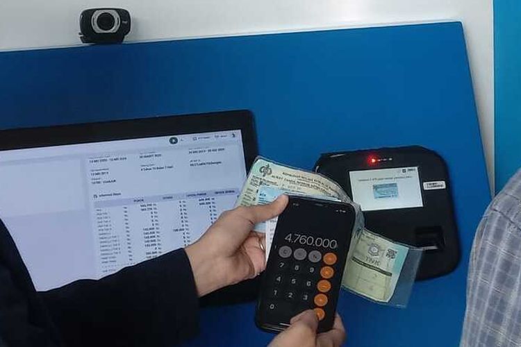 Petugas Samsat Cianjur, Jawa Barat tengah menjelaskan tunggakan pajak kendaraan kepada seorang wajib pajak yang hendak mendapatkan pengampunan tunggakan pajak kendaraan bermotor.