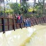 Potret Siswa, Guru, hingga Petani Bergelantungan Nyeberang Jembatan Miring Sungai Cikaso
