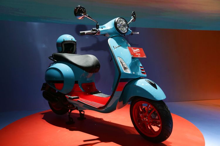 Vespa Primavera Color Vibe warna blue audace saat peluncura di Jakarta, Selasa (4/4/2023).  Vespa Primavera Color Vibe hadir dalam dua pilihan warna yaitu orange tramonto dan blue audace.