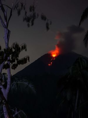 Gunung Semeru mengeluarkan lava pijar terlihat dari Kampung Renteng, Desa Sumberwuluh, Lumajang, Jawa Timur, Senin (6/12/2021). Pusat Vulkanologi dan Mitigasi Bencana Geologi meminta warga di sekitar kawasan Gunung Semeru tetap waspada karena potensi erupsi Gunung Semeru masih bisa terus terjadi.