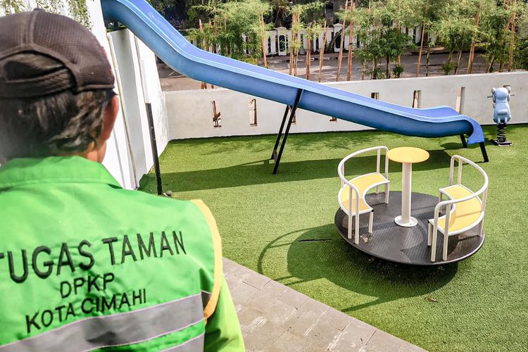 Area playground di taman Alun-alun Kota Cimahi ditutup sementara untuk diperbaiki usai peristiwa bocah tersengat listrik, Senin (6/11/2023).