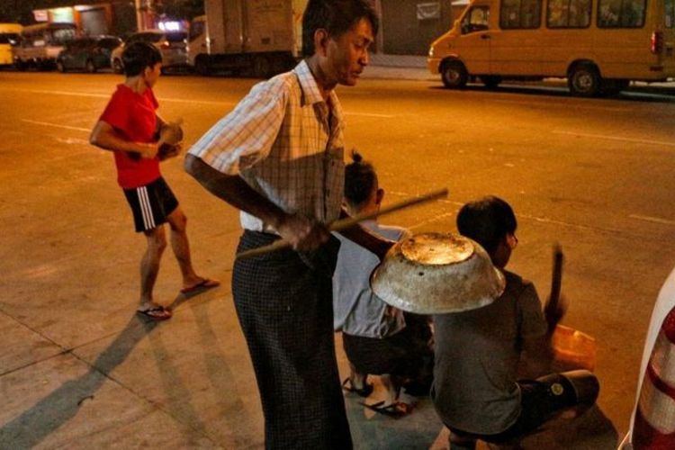 Warga Yangon memukul panci atau kaleng sebagai protes terhadap kudeta militer, Selasa malam (2/2/2021). [VIA BBC INDONESIA]