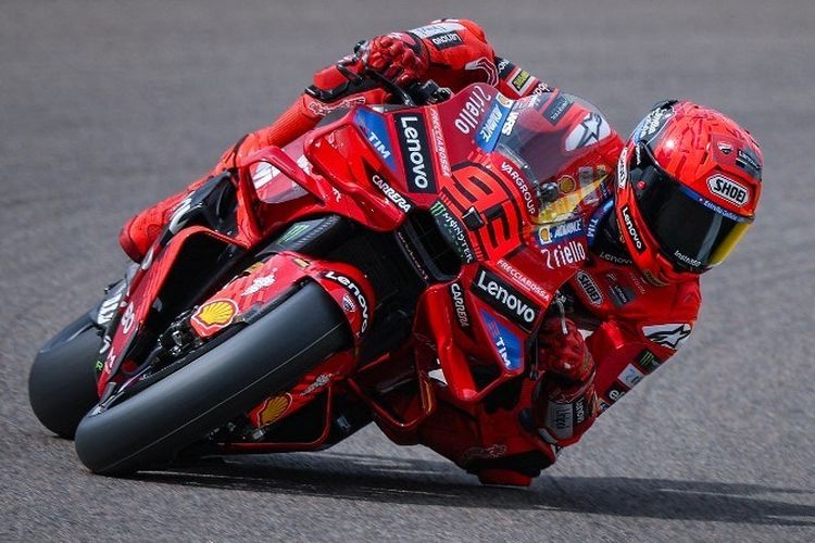 Pebalap MotoGP dari Ducati Lenovo Team, Marc Marquez, beraksi dalam sesi Practice 2 MotoGP Jerman di sirkuit Sachsenring, di Hohenstein-Ernstthal dekat Chemnitz, Jerman timur pada 11 Juli 2025. (Foto oleh Ronny Hartmann / AFP)