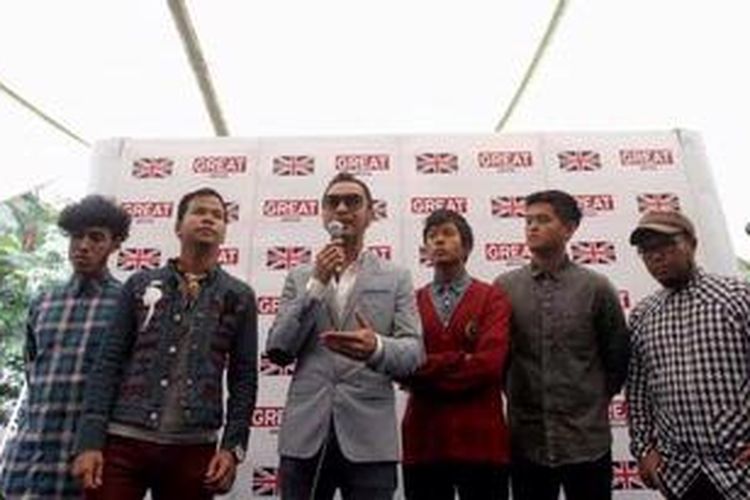 Band Nidji memberi sambutan dalam acara perpisahan mereka, di kediaman Duta Besar Inggris untuk Indonesia, Mark Canning, di Jakarta, Selasa (26/2/2013). Mereka ke Manchester, Inggris, untuk mendampingi para pemenang kuis Fly Fun Party with Nidji dari Indonesia dan Malaysia ke Manchester, akhir Februari hingga awal Maret.