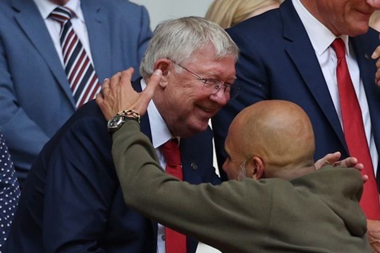 Eks manajer Manchester United, Sir Alex Ferguson, berjabat tangan dengan manajer Man City, Pep Guardiola, usai final Piala FA 2022-2023 yang mempertemukan Man City vs Man United di Stadion Wembley pada 3 Juni 2023. (Foto oleh Adrian DENNIS / AFP).