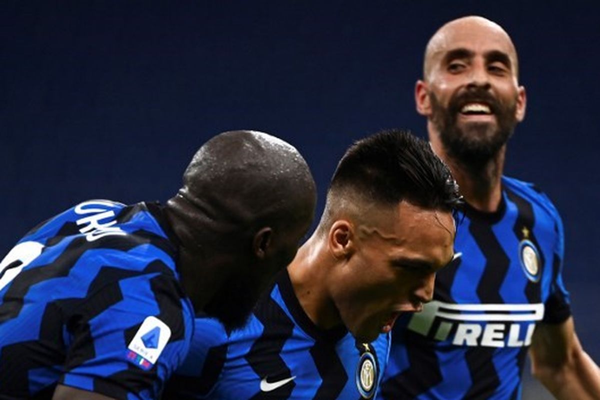 Lautaro Martinez merayakan gol yang ia cetak bersama Romelu Lukaku dan Borja Valero dalam laga Inter vs Napoli pada pekan ke-37 Liga Italia yang digelar di Stadion Giuseppe Meazza, Rabu (29/7/2020) dini hari WIB.
