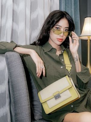Koleksi tas selebritas Indonesia dari Kate Spade New York yang bisa dipakai untuk kegiatan sehari-hari.