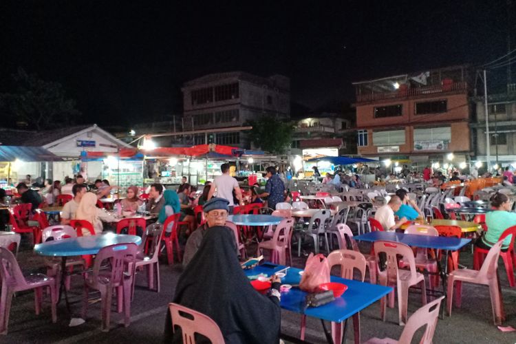 Di Akau Potong Lembu ini para pengunjung bisa memilih berbagai macam makanan yang dijajakan penjual di berbagai gerobak kaki lima. Mulai dari makanan China, khas Melayu, hingga jajanan ringan.