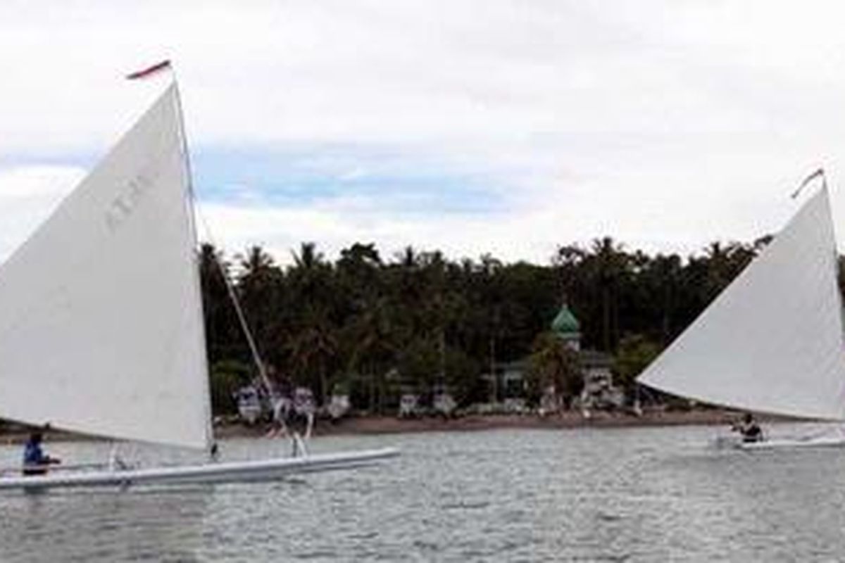 Dua orang nelayan Mandar tengah menguji kecepatan perahu sandeq sebelum digunakan balapan dalam ajang Sandeq Race di perairan Desa Tangnga -Tangnga, Kecamatan Tinambung, Kabupaten Polewali Mandar, Sulawesi Barat. Nelayan Mandar kini memanfaatkan sandeq untuk balapan, bukan mencari ikan seperti yang dilakukan leluhur mereka dahulu. 