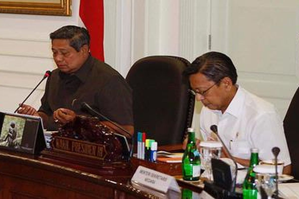 Doa bersama sebelum Rapat Kabinet Paripurna untuk Wapres Boediono yang berulang tahun hari ini. Doa dipimpin Presiden Susilo Bambang Yudhoyono di Kantor Presiden, Jakarta. Kamis (25/2/2010) siang.
