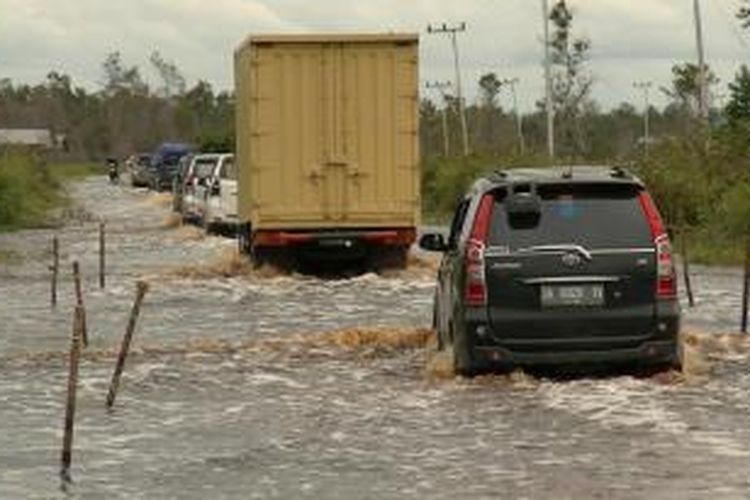 Jalan trans kalimantan poros tengah terendam banjir