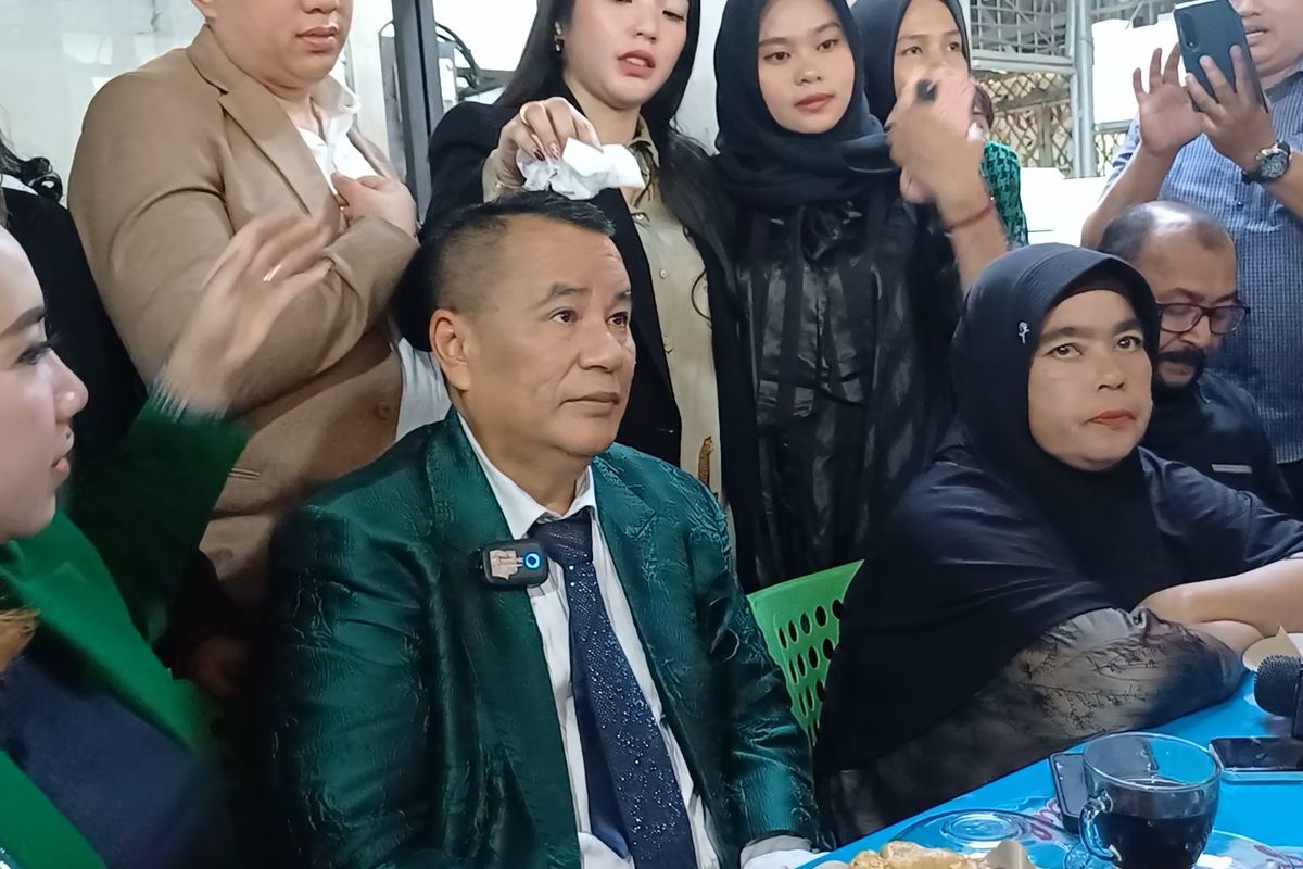 Fauziah (47), ibunda Imam Masykur (25) mendatangi pengacara kondang Hotman Paris di Kopi Johny, Kelapa Gading Timur, Kelapa Gading, Jakarta Utara pada Rabu (5/9/2023). 
