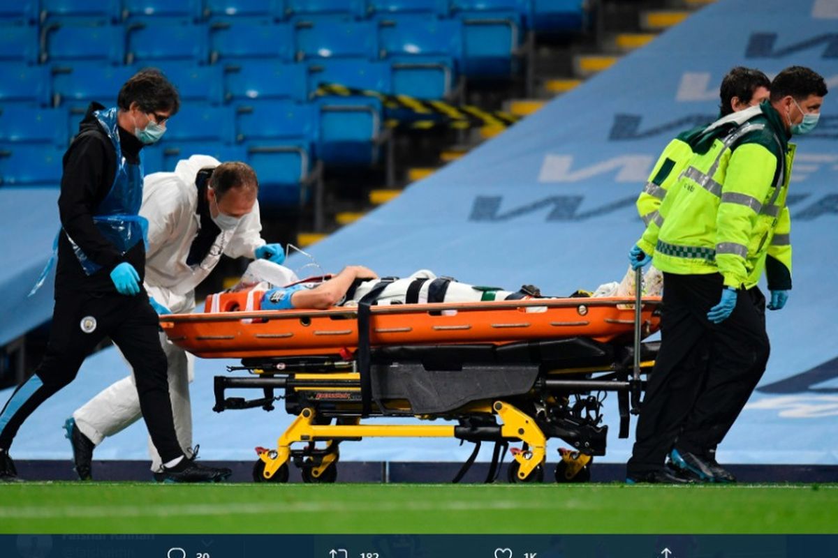 Bek Manchester City Eric Garcia ditandu keluar lapangan setelah bertabrakan dengan Ederson Moraes pada laga kontra Arsenal di Stadion Etihad, Kamis (18/6/2020) dini hari WIB. 