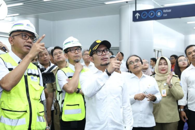 Menteri Ketenagakerjaan (Menaker) M Hanif Dhakiri ketika tiba di salah satu stasiun MRT di Jakarta, Senin (25/2/2019).