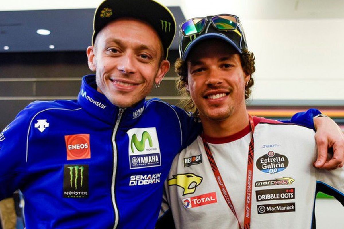 Valentino Rossi (kiri) dan Franco Morbidelli (kanan)
