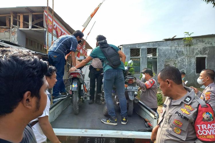Kepolisian Resor Bogor, Jawa Barat, mengamankan 15 orang anggota ormas Massa Gerakan Masyarakat Bawah Indonesia (GMBI) yang diduga ikut aksi demonstrasi di Bandung.