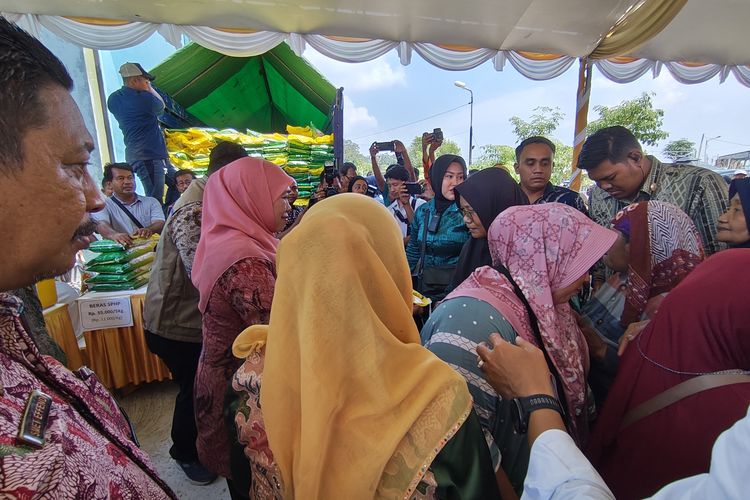 Khofifah Indar Parawansa saat tiba di pasar murah di Bangkalan membagikan beras murah