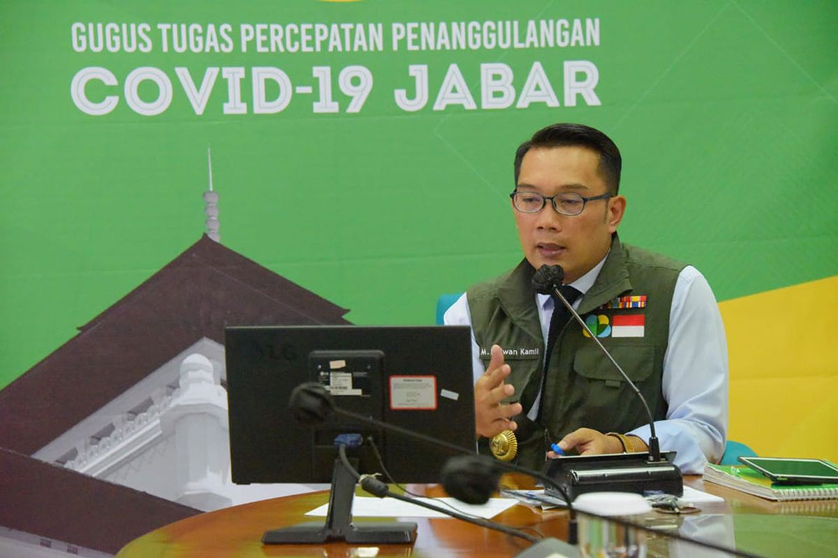Gubernur Jabar Ridwan Kamil mengikuti video conference bersama Menteri Perindustrian RI Agus Gumiwang Kartasasmita dari Gedung Pakuan, Kota Bandung, Senin (13/4/20).