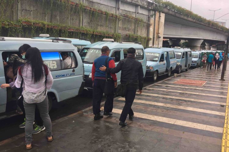 Sopir angkot Tanah Abang tak jadi melakukan aksi. Mereka masih menunggu izin aksi dikeluarkan oleh pihak kepolisian, Selasa (30/1/2018).