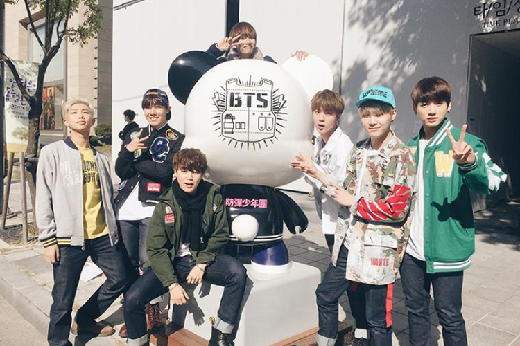 BTS berfoto bersama GangnamDol-nya yang berada di Kstar Road.